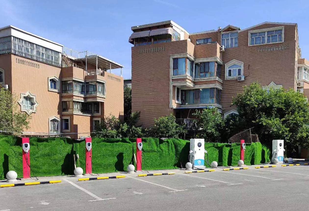 公司团队在讨论